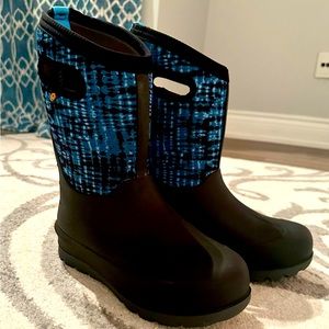 Bogs Boys' Classic Waterproof Winter Boot in Black and Blue